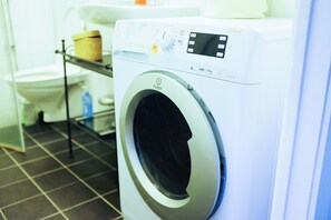 公寓, 2 间卧室, 厨房 | 浴室服务设施 | 淋浴设施、免费洗浴用品、毛巾