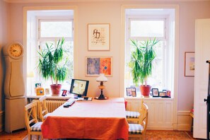 In-room dining - Beautiful, Artistic, Heirloom Apartment (Stockholm)