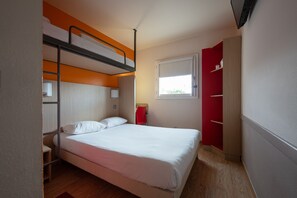 Quarto standard, várias camas | Roupas de cama premium, camas com colchões pillow-top, escrivaninha