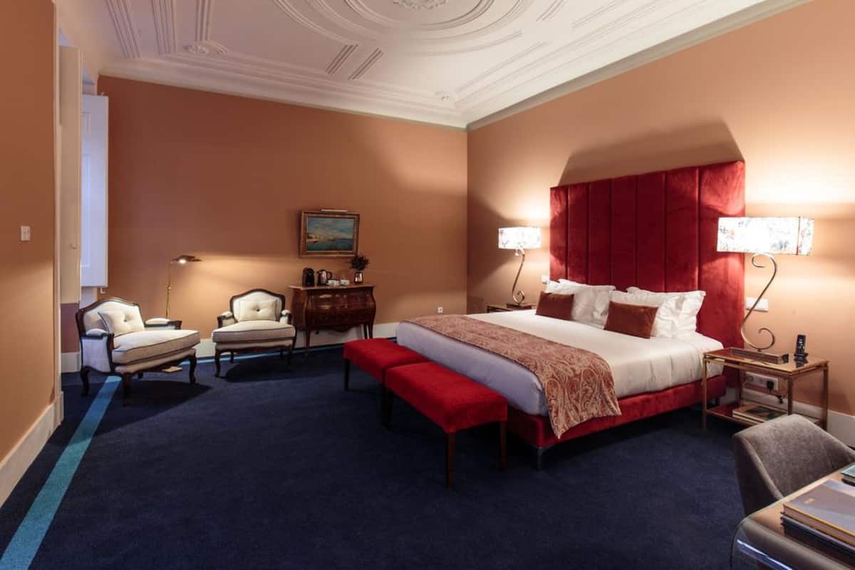 Deluxe Suite | Minibar, in-room safe, blackout drapes, soundproofing