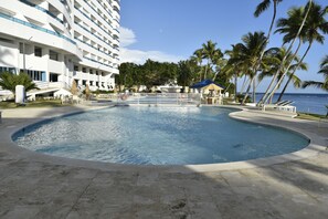 Una piscina al aire libre, una piscina climatizada