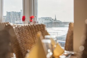 Petit déjeuner complet (15.00 GBP par personne)