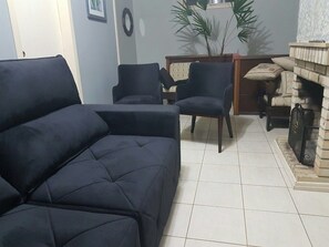 Phòng đôi Tiêu chuẩn | Khu phòng khách | TV LCD 42-inch có truyền hình cáp, TV 