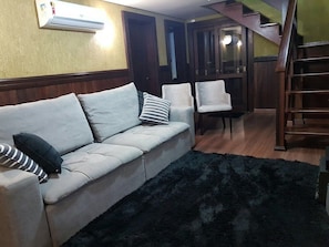 Quarto casal standard | Área de estar | TV LCD 42 polegadas com canais a cabo, TV