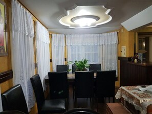 Quarto casal standard | Sala de estar | TV LCD 42 polegadas com canais a cabo, TV