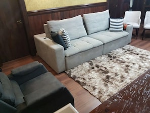 Quarto casal standard | Área de estar | TV LCD 42 polegadas com canais a cabo, TV