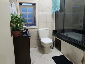 Standard-Doppelzimmer | Badezimmer | Whirlpool, kostenlose Toilettenartikel, Haartrockner, Handtücher