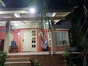 Fassade der Unterkunft – Abend/Nacht