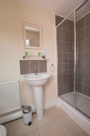 淋浴設備、免費盥洗用品、吹風機、毛巾