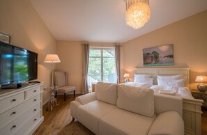 Appartement, 1 slaapkamer | Woonruimte | Een flatscreentelevisie