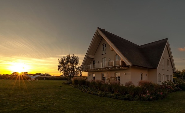 Fassade der Unterkunft – Abend/Nacht