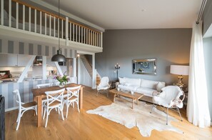 Leilighet, 2 soverom | Oppholdsområde | Flatskjerm-TV