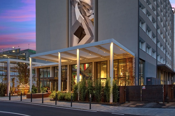 Fachada da propriedade à noite