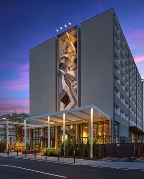 住宿正面 - 傍晚/夜晚