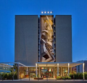 住宿正面 - 傍晚/夜晚