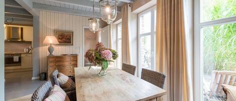 Cottage | In-room dining