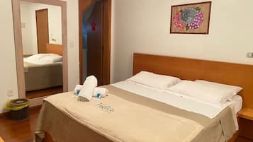 Habitación (Amplo) | Minibar, cortinas blackout y insonorización