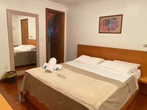 Room (Amplo) | Minibar, blackout drapes, soundproofing, iron/ironing board - Pousada Habitue (Gramado)