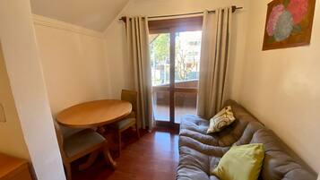 Habitación cuádruple | Minibar, cortinas blackout y insonorización