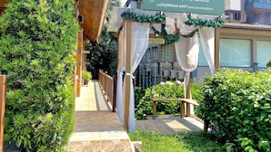 A hotel entrance with a sign reading "Pousada Habitúe" and a contact number. - Pousada Habitue (Gramado)