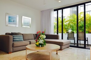 Comfort-Apartment, 1 Schlafzimmer, Blick auf den Innenhof, Erdgeschoss | Wohnzimmer | 42-Zoll-Flachbildfernseher mit Satellitenempfang, Fernseher