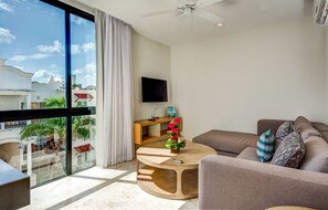 Deluxe-Suite, Balkon, Stadtblick | Wohnzimmer | 42-Zoll-Flachbildfernseher mit Satellitenempfang, Fernseher