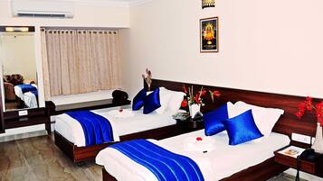 Superior Twin Room | Premium bedding, in-room safe, desk, blackout curtains