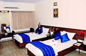 Superior Twin Room | Premium bedding, in-room safe, desk, blackout drapes