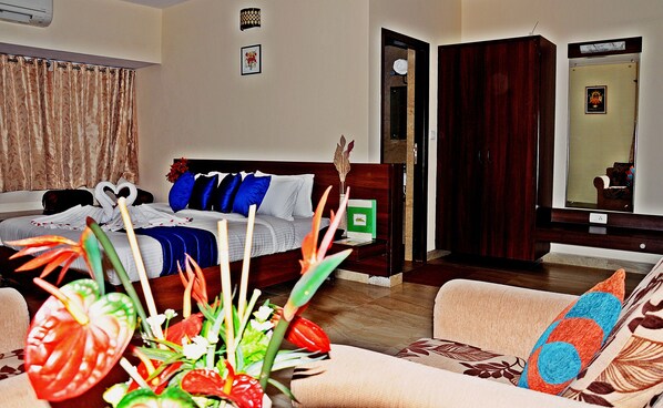 Superior Double Room | Premium bedding, in-room safe, desk, blackout drapes