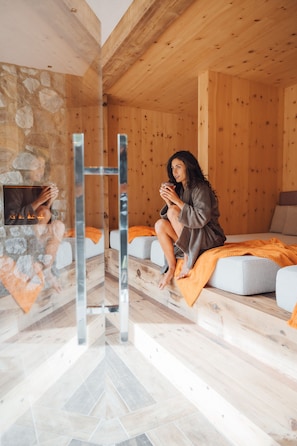 Salas para tratamentos a dois, sauna seca, banheira de hidromassagem