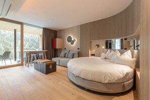 Suite Hygge | Minibar, safe på rommet, skrivebord og blendingsgardiner