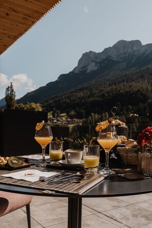 Free daily buffet breakfast  - Latemar Hotel Suites & Spa (Soraga)
