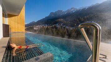 Innenpool, Außenpool, Liegestühle