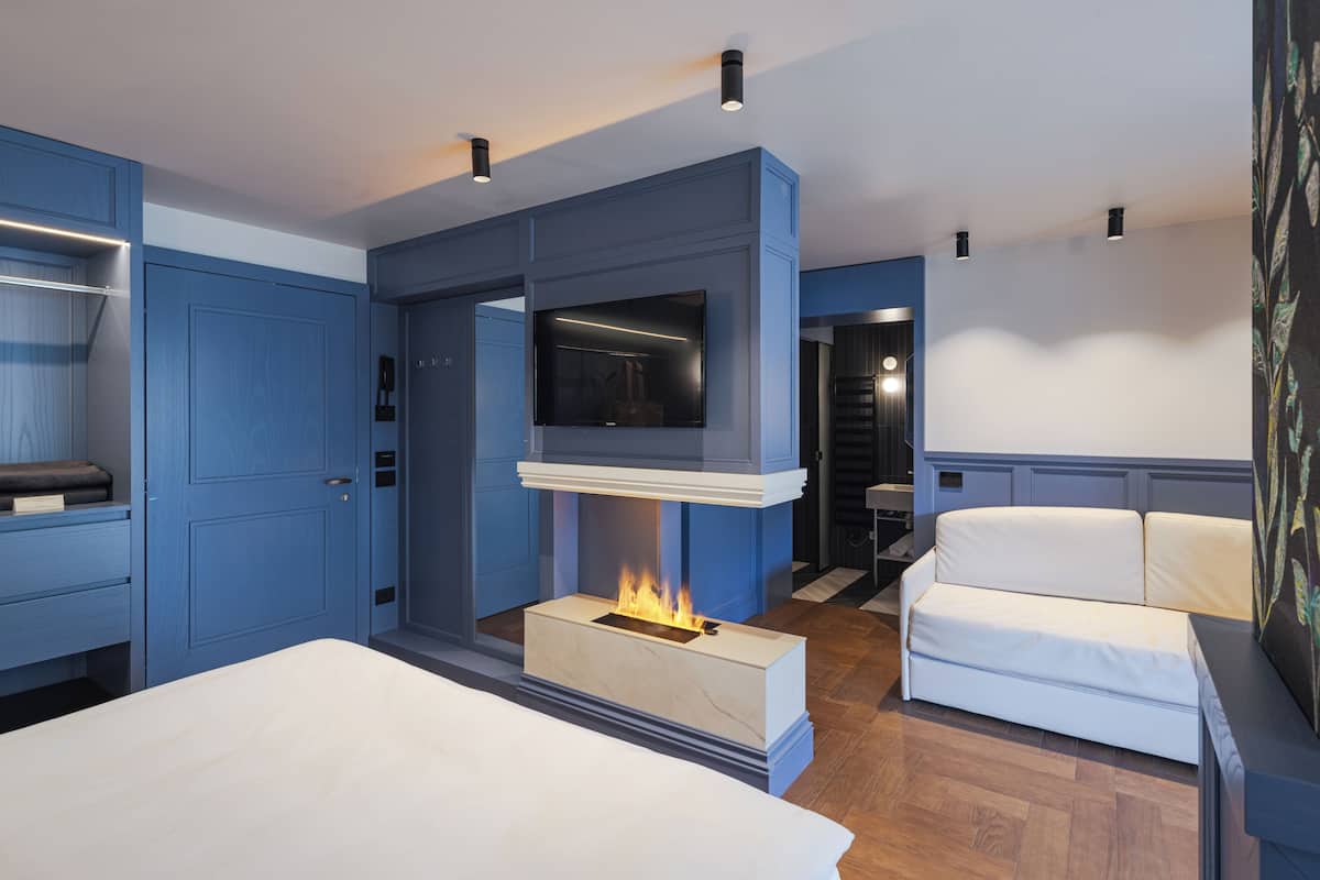 Minibar, caja de seguridad en la habitación y escritorio