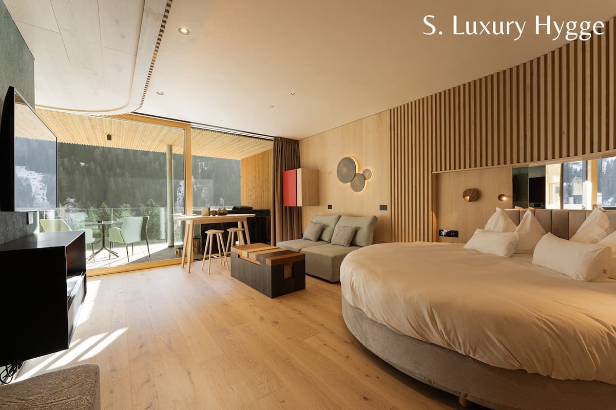Suite Hygge | Minibar, una cassaforte in camera, una scrivania, tende oscuranti