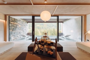 Couples treatment room(s), sauna, hot tub, steam room