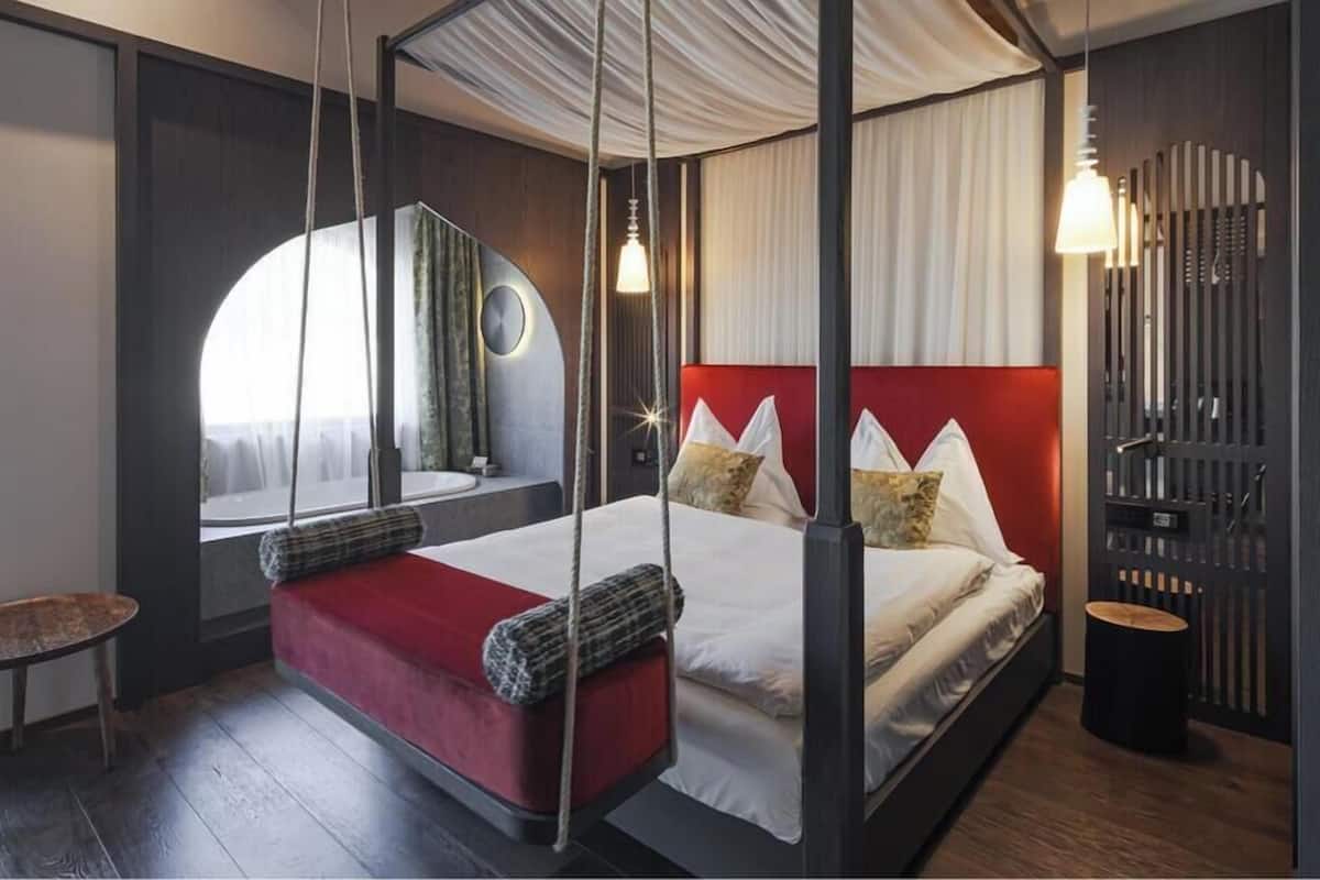 Suite Namasté | Minibar, una cassaforte in camera, una scrivania, tende oscuranti