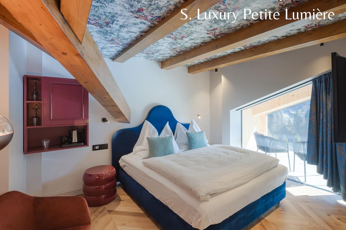 Suite Petite Lumière | Minibar, két bảo mật tại phòng, bàn, màn/rèm cản sáng