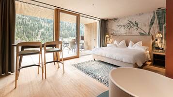 Suite Siesta | Minibar, in-room safe, desk, blackout drapes