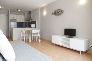 Appartement, 1 slaapkamer, aan het strand | Woonruimte | Flatscreentelevisie