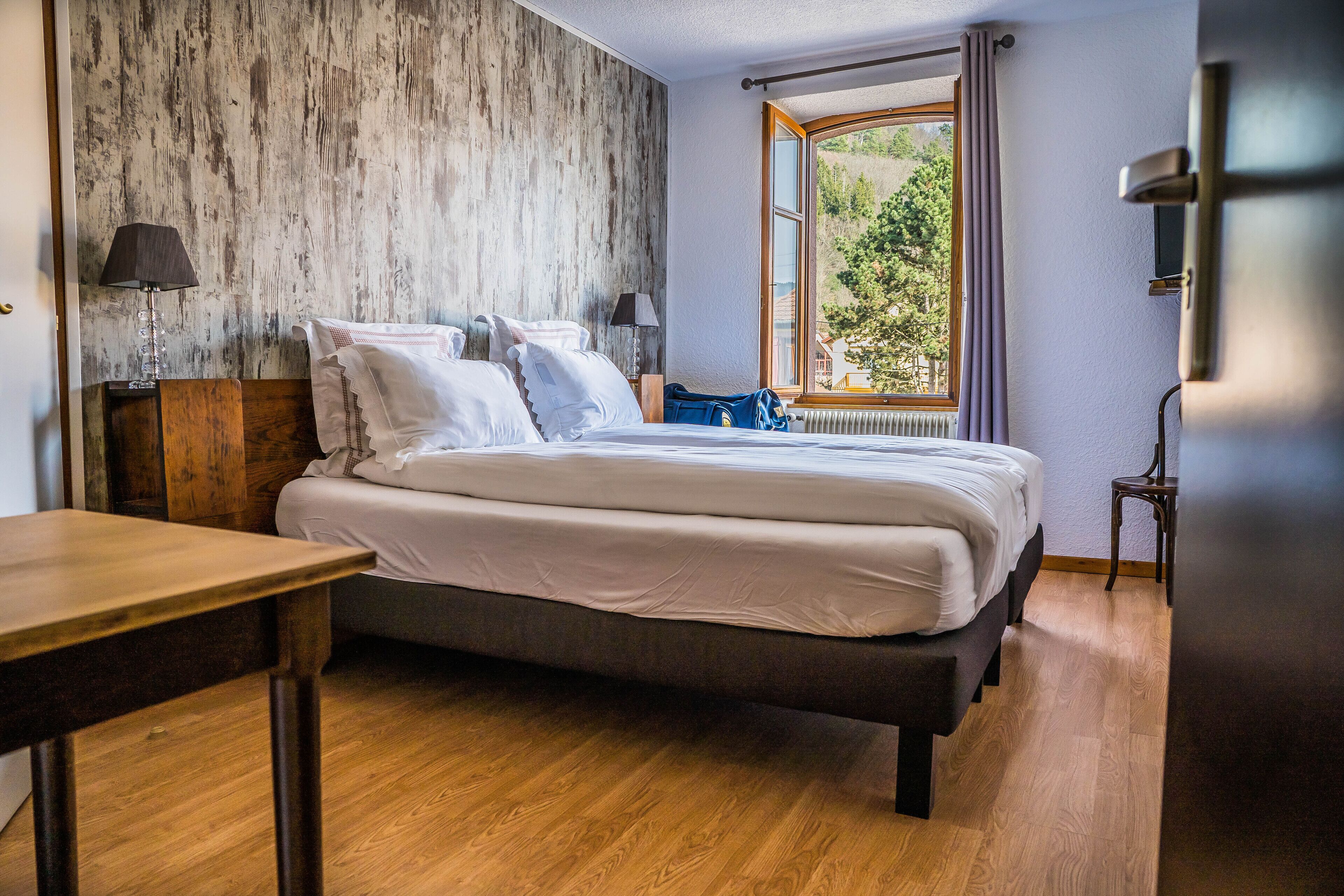 Dobbeltrom | Memory foam-senger, individuelt dekorert, skrivebord og lydisolert