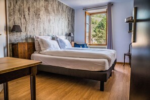Tweepersoonskamer | Bedden met traagschuimmatras, individueel gedecoreerd, een bureau