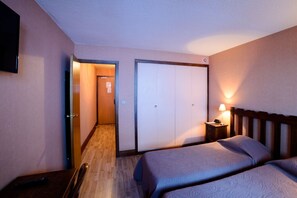 Phòng đôi hoặc 2 giường đơn, ban công, quang cảnh núi | Két bảo mật tại phòng, màn/rèm cản sáng, bàn ủi/dụng cụ ủi quần áo 