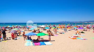 Ubicación cercana a la playa y arena blanca