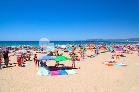 Una playa cerca, arena blanca
