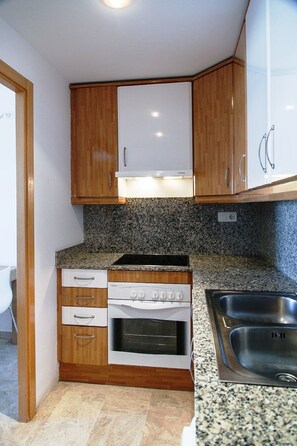 Apartment, 2 Bedrooms, Terrace | Private kitchen | Fridge, microwave, oven, stovetop