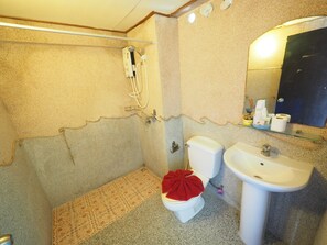 Shower, free toiletries, towels - Green Garden Resort (Ko Lanta)