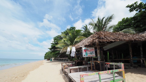 On the beach, beach massages - Green Garden Resort (Ko Lanta)