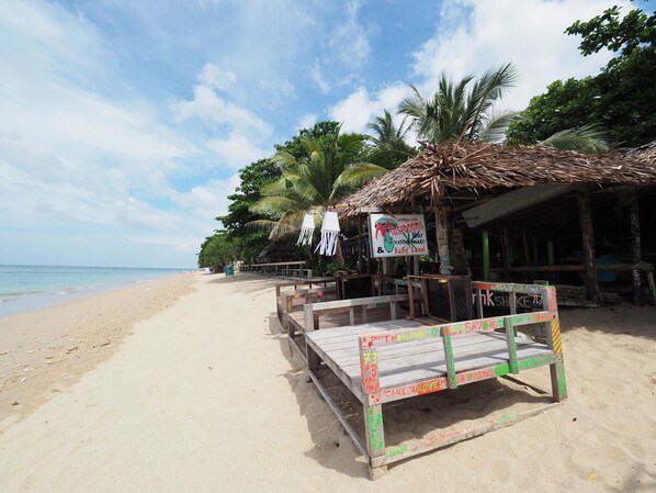 On the beach, beach massages - Green Garden Resort (Ko Lanta)