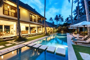 Outdoor pool - Villa Gils by Villa Finder (Manggis)